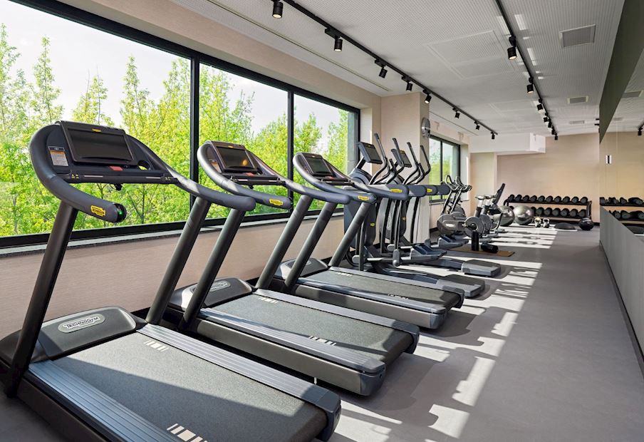 Nasz fitness center, dostępny całą dobę, pomoże ci utrzymać twój plan treningowy nawet w podróży